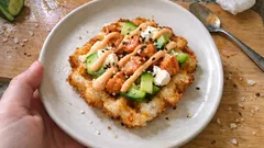 Waffle makinesinde sushi: çıtır pirinç tabanlı somonlu sushi waffle tarifi