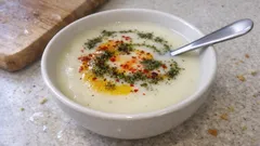 Sütlü un çorbası tarifi: ipeksi kıvam için sütü böyle ekleyin