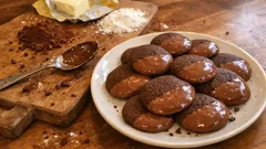 Tek kapta saten kurabiye: çikolataya batırın, 160°C’de tam kıvamında pişirin