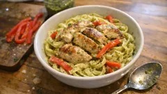 Tek tencerede pesto soslu tavuklu noodle: 20 dakikada kremalı, doyurucu yemek