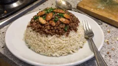 Misafir sofrasına yakışan duvak pilavı: bademli kıymalı kalıp pilav tarifi