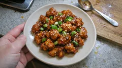 Evde çıtır acı-tatlı soslu tavuk: soya ve zencefille hızlı Uzak Doğu lezzeti