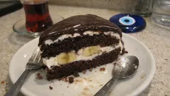 Tart kalıbında kolay yaş pasta: muzlu krema ve parlak ganajla ev yapımı