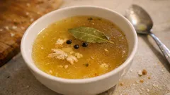 Ev yapımı tavuk suyu: Az malzemeyle berrak, aroması yoğun stok tarifi (dondurucuya uygun)