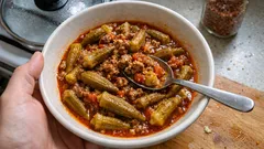 Kıymalı bamya yemeği: salçalı sosuyla tane tane kalan ev usulü tarif