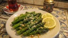 Zeytinyağlı Sarımsaklı Tavada Kuşkonmaz: 10 Dakikada Şık Bir Yan Lezzet