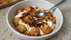 Tarhana Köftesi: Kızartmadan tencerede pişen, yoğurt ve naneli yağla tamamlanan tarif