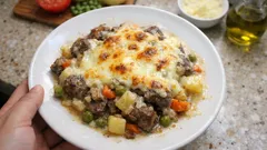 Beşamel soslu buğu kebabı: yumuşacık et, sebzeler ve fırında kaşarlı üst