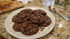 Bol çikolatalı kurabiye tarifi: 10–12 dakikada dışı kıtır, içi hafif nemli