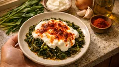 Çiriş Otu Mezesi: Sarımsaklı yoğurt ve biberli yağla hafif, ferah bir meze