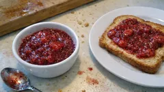 Chia ile kıvam alan şekersiz çilek reçeli: bal ile hafif, pratik tarif