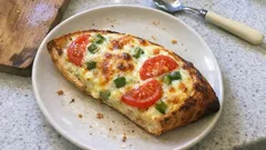 Hamur yoğurmadan pizza keyfi: fırında yoğurtlu ekmek pizzası tarifi