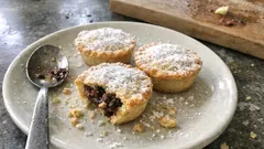 Muffin kalıbında Mince Pie tarifi: baharatlı meyveli dolgu, gevrek tereyağlı hamur