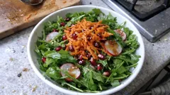 Nar ekşili havuçlu turplu roka salatası: 10 dakikada ferah bir tabak