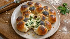 Çiçek poğaça tarifi: peynirli harç her kata yayılsın, yumuşacık kalsın