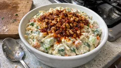 Yoğurtlu Sebzeli Erişte Salatası: Kavrulmuş Erişteyle Daha Tok, Daha Lezzetli