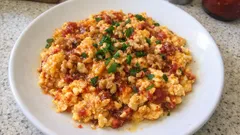 Cevizli salçalı yumurta tarifi: 10 dakikada ekmek banmalık kahvaltı