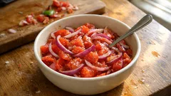 Balık sofralarına çok yakışan Balıkçı Salatası: domatesi soyup soğanı ovunca fark ediyor