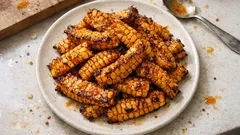 Fırında kaburga mısır tarifi: baharatlı sosla çıtır çıtır, parmakla yeniyor