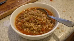 Tek tencerede pirinçli yeşil mercimek yemeği: ev usulü, tam kıvamında