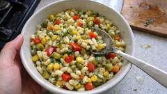 Evde kalan makarnayla pratik makarna salatası: kornişonlu, mısırlı ferah tarif