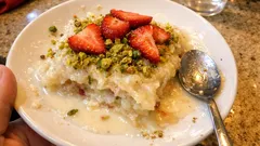 Antep fıstıklı çilekli güllaç: aromalı sütle pastane tadında, hafif Ramazan tatlısı