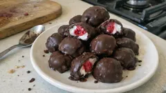 Dondurucuda 15 dakikada: çikolata kaplı yoğurtlu frambuaz lokmaları
