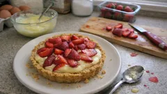 Kremalı çilekli tart tarifi: yumuşacık kek, pürüzsüz krema ve taze çilek