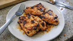 Tavada tavuk pirzola: yoğurtlu sosla mangal tadında, içi sulu