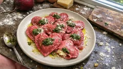 Kalp şeklinde pancarlı ravioli tarifi: iki peynirli dolgu, tereyağı ve pesto ile