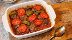 Kızartmadan fırında köfte: salçalı sosla yumuşacık, tek tepside