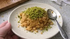 Antep fıstıklı irmik helvası: şerbeti kaynatmadan tam kıvamında