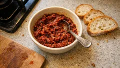 Pişirme gerektirmeyen kahvaltılık kuru domates ezmesi: cevizli, zeytinyağlı sürmelik