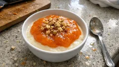 Cennet hurmalı muhallebi: kremalı, pürüzsüz kıvam ve meyveli sosuyla