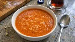 Salçalı Karnabahar Çorbası: Salçayı kavurunca lezzeti gerçekten derinleşiyor