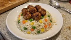 Köfteli Ali Paşa Pilavı: tane tane pilavın üstünde mini köfteler