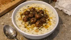 Kesilmeyen yoğurt terbiyesiyle Lebeniye çorbası: nohutlu, mini köfteli