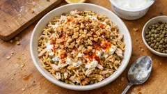 Tavuklu erişte salatası: yeşil mercimek ve yoğurtlu sosla tok tutan pratik tarif