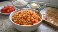 Tane tane domatesli pirinç pilavı: tereyağında kavurup tam kıvamında pişirin