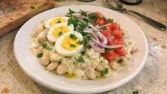 Antalya usulü tahinli piyaz: tane tane fasulye ve tam kıvamında tahin sosu