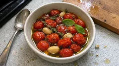 Fırında domates konfit: çeri domatesi zeytinyağı ve sarımsakla yavaşça yoğunlaştırın