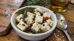 Kavanozda zeytinyağlı soslu peynir: 10 dakikada hazırlayın, bekledikçe güzelleşsin