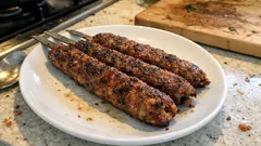 Kuyruk yağı olmadan evde Adana kebap: döküm tavada dağılmadan pişirme yöntemi