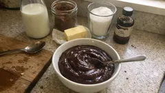 Tencerede ev yapımı çikolatalı puding: topaksız ve tam kıvamında