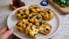 Bayat ekmekle omlet muffin: tek kasede hazırlayıp fırına verin