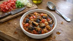 Su eklemeden pişen zeytinyağlı mor patlıcan yemeği: domatesin suyuyla tam kıvamında