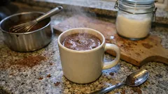 Tam kıvamında ev yapımı sıcak çikolata: topaklanmadan, köpüklü bir bardak mutluluk