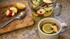 Gece demleyip sabah süzün: elma-limonlu baharatlı bitki çayı tarifi