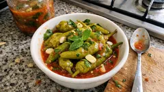 Domates soslu biber turşusu: bekletmeden, kısa sürede kavanoza giren tarif