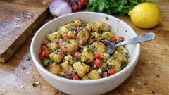 Haşlamayı unutun: Fırınlanmış patates salatası (nar ekşili sosuyla)